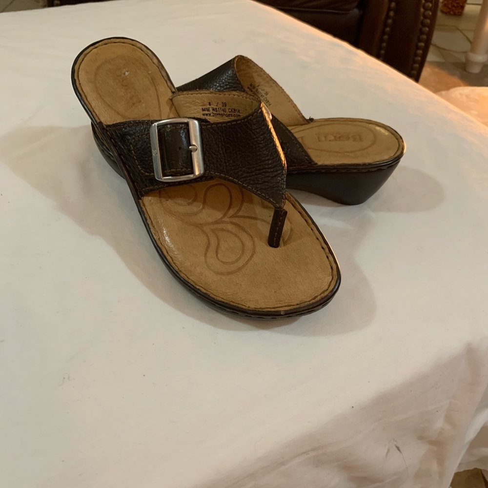 New Ladies Born leather Sz 8 sandals w/BucklesS6/7
